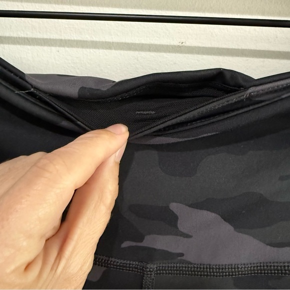 ATHLETA Ultimate Stash Pocket Camo 7” Shorts Black Gray Camo Athleisure Size XS - Picture 5 of 7